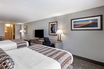 Standard Room, 2 Queen Beds, Non Smoking, Refrigerator & Microwave (with Single Sofabed)
