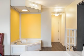Deluxe Suite, 1 Queen Bed, Non Smoking