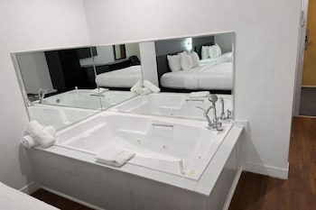 Room, 2 Queen Beds, Non Smoking, Jetted Tub
