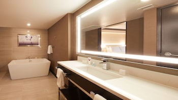 Mountain Tower Executive Suite, 2 Queen Beds, Non-Smoking
