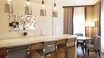 Valley Vice Presidential Suite , 1 King , Non-Smoking