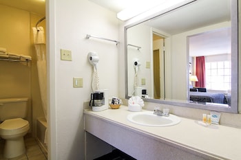 Basic Room, Smoking