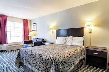 Deluxe Room, 1 Queen Bed, Smoking
