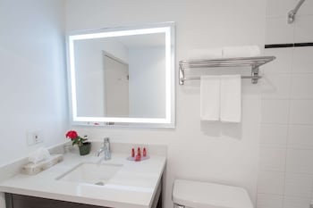 Standard Room, 1 Queen Bed, Refrigerator & Microwave (Shower Only;No Pets in room type)