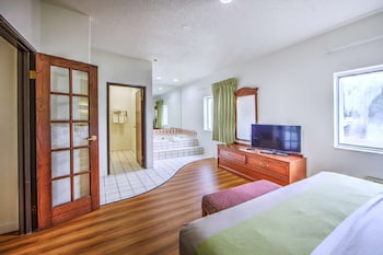 Deluxe Suite, 1 King Bed, Smoking, Hot Tub