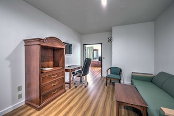 Deluxe Suite, 1 King Bed, Smoking
