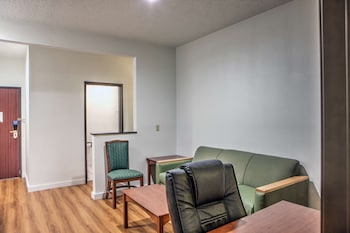 Deluxe Suite, 1 Queen Bed, Smoking