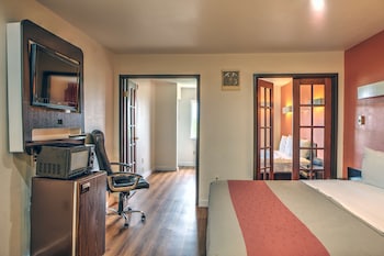 Deluxe Suite, 1 King Bed, Smoking, Hot Tub