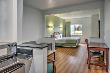Deluxe Suite, 1 King Bed, Smoking