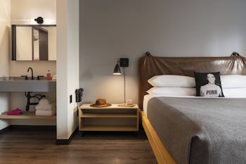 Room, 1 King Bed, Transfer Shower