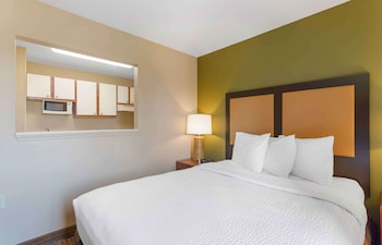 Deluxe Studio, 1 Queen Bed with Sofa bed, Non Smoking