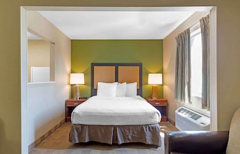 Deluxe Studio, 1 Queen Bed with Sofa bed, Non Smoking