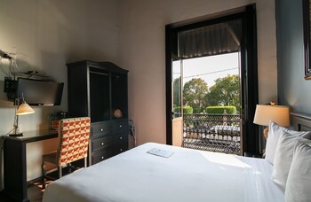 Standard Room, 1 Queen Bed, Balcony