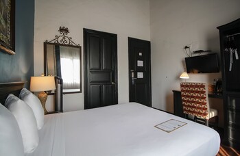 Standard Room, 1 Queen Bed, Balcony