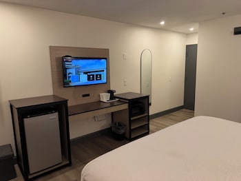 Room, 1 King Bed, Hearing Accessible, Non Smoking (Mobility, Bathtub with Grab Bars)