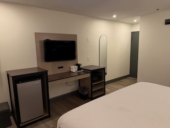 Room, 1 King Bed, Hearing Accessible, Non Smoking (Mobility, Bathtub with Grab Bars)