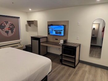Room, 1 King Bed, Hearing Accessible, Non Smoking (Mobility, Bathtub with Grab Bars)
