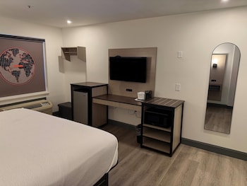 Room, 1 King Bed, Mobility Accessible, Non Smoking (Hearing Accessible, Roll-In Shower)