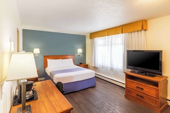 Suite, 1 Queen Bed with Sofa bed, Non Smoking, Courtyard View