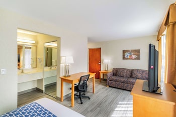 Suite, 1 Queen Bed with Sofa bed, Non Smoking