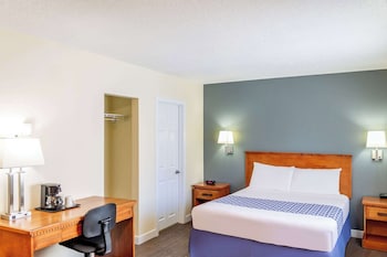 Suite, 1 Queen Bed with Sofa bed, Non Smoking, Courtyard View