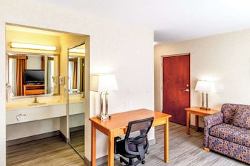 Suite, 1 Queen Bed with Sofa bed, Non Smoking