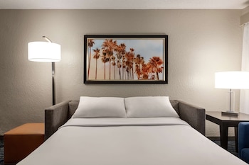 Premium Suite, 2 Queen Beds (Drinks/Snacks & Wi-Fi)