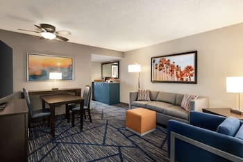 Premium Suite, 1 King Bed (Drinks/Snacks & Wi-Fi)