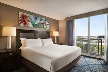 Premium Suite, 1 King Bed (Drinks/Snacks & Wi-Fi)