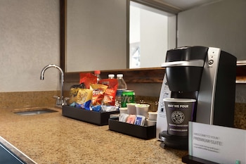 Premium Suite, 2 Queen Beds (Drinks/Snacks & Wi-Fi)