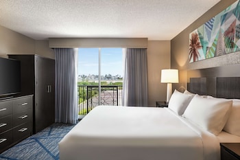 Premium Suite, 1 King Bed, Accessible Bathtub, Hearing Accessible (Drinks/Snacks & Wi-Fi)