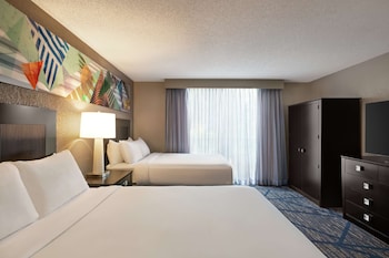 Premium Suite, 2 Queen Beds (Drinks/Snacks & Wi-Fi)