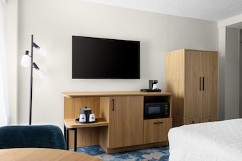 Accessible Room, 1 King Bed (Roll-In Shower)