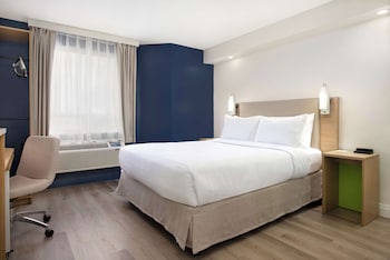 Room, 1 Queen Bed, Accessible (Mobility & Roll-In Shower)