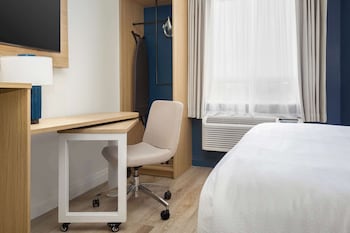 Room, 1 Queen Bed, Accessible (Mobility & Roll-In Shower)