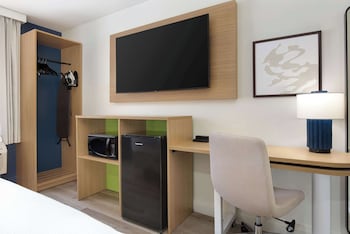 Room, 1 Queen Bed, Accessible (Mobility & Roll-In Shower)