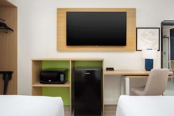 Room, 1 Queen Bed, Accessible (Mobility & Roll-In Shower)