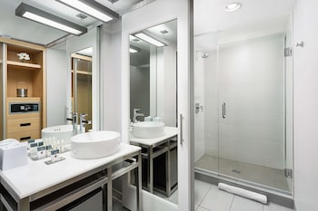 Room, 2 Queen Beds, Mobility Accessible, Pool View (Balcony)