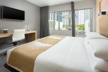 Room, 1 King Bed, Mobility Accessible, Pool View (Terrace)