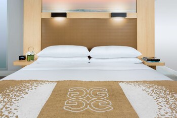 Room, 1 King Bed, Balcony, Pool View