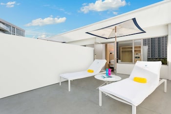 Room, 1 King Bed, Mobility Accessible, Pool View (Terrace)