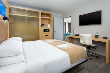 Suite, 1 King Bed, Mobility Accessible, Balcony