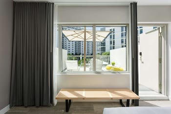 Room, 1 King Bed, Mobility Accessible, Pool View (Terrace)