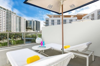 Room, 1 King Bed, Mobility Accessible, Pool View (Terrace)