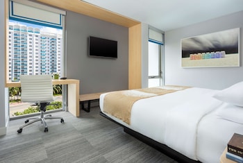 Room, 1 King Bed, Pool View