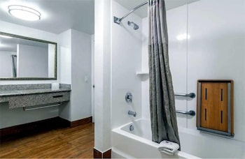 Basic Room, 1 King Bed, Accessible