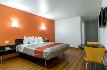 Basic Room, 1 King Bed, Accessible