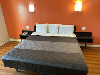 Basic Room, 1 King Bed, Accessible