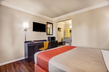 Deluxe Room, 1 Queen Bed, Non Smoking, Refrigerator & Microwave