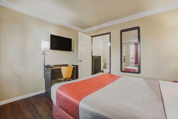 Deluxe Room, 1 Queen Bed, Non Smoking, Refrigerator & Microwave